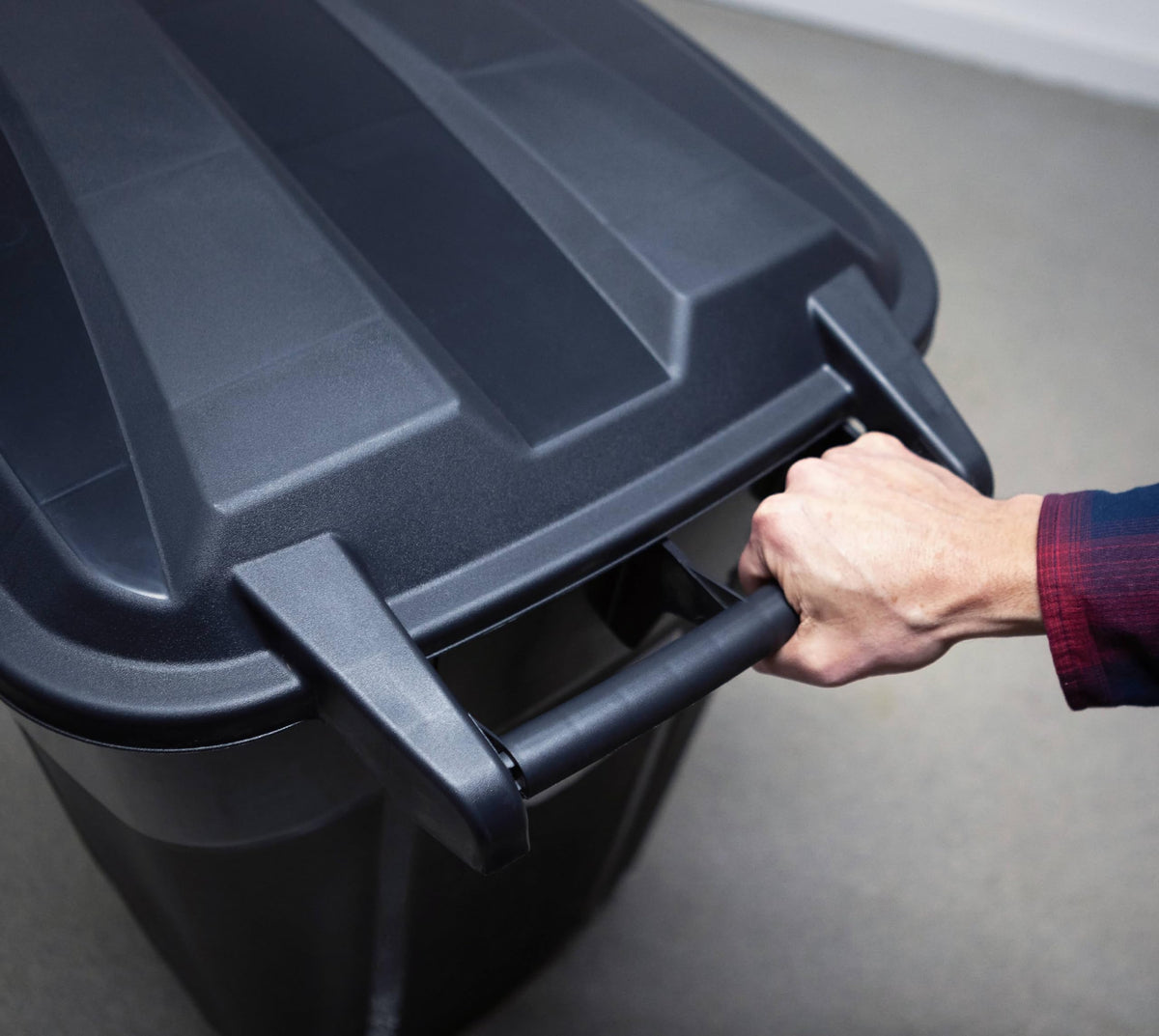 32 Gallon Black Plastic Garbage Can with Attached Lid V847635
